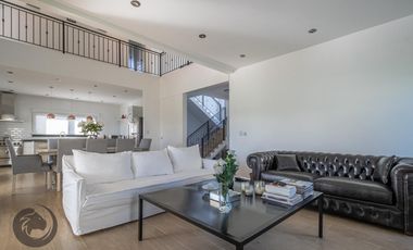 Casa en Venta 6 ambientes, 5 dormitorios, 2 plantas, Lagos De Canning. Muy luminosa, 1 año.