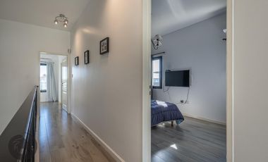 Casa en Venta 6 ambientes, 5 dormitorios, 2 plantas, Lagos De Canning. Muy luminosa, 1 año.