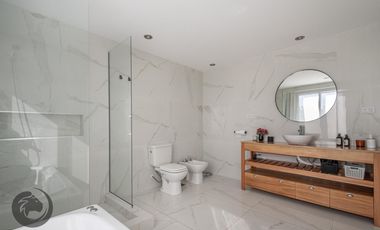 Casa en Venta 6 ambientes, 5 dormitorios, 2 plantas, Lagos De Canning. Muy luminosa, 1 año.