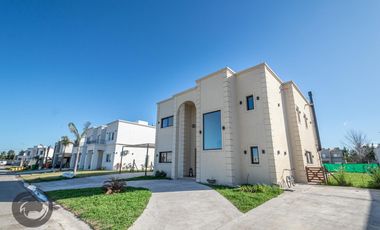 Casa en Venta 6 ambientes, 5 dormitorios, 2 plantas, Lagos De Canning. Muy luminosa, 1 año.