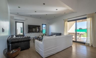 Casa en Venta 6 ambientes, 5 dormitorios, 2 plantas, Lagos De Canning. Muy luminosa, 1 año.