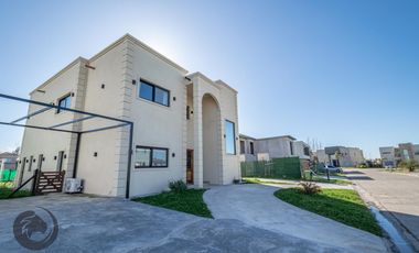 Casa en Venta 6 ambientes, 5 dormitorios, 2 plantas, Lagos De Canning. Muy luminosa, 1 año.