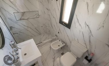 Casa en Venta 6 ambientes, 5 dormitorios, 2 plantas, Lagos De Canning. Muy luminosa, 1 año.
