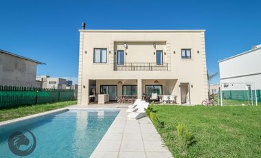 Casa en Venta 6 ambientes, 5 dormitorios, 2 plantas, Lagos De Canning. Muy luminosa, 1 año.