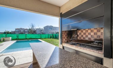 Casa en Venta 6 ambientes, 5 dormitorios, 2 plantas, Lagos De Canning. Muy luminosa, 1 año.