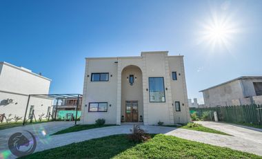Casa en Venta 6 ambientes, 5 dormitorios, 2 plantas, Lagos De Canning. Muy luminosa, 1 año.