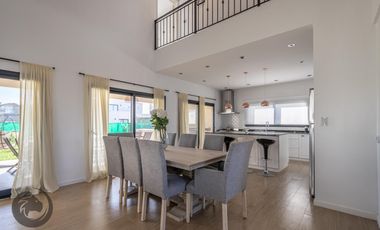 Casa en Venta 6 ambientes, 5 dormitorios, 2 plantas, Lagos De Canning. Muy luminosa, 1 año.