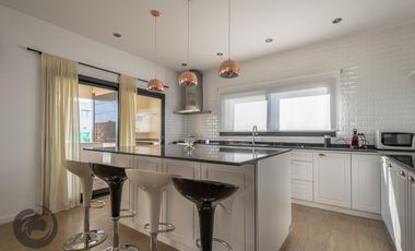Casa en Venta 6 ambientes, 5 dormitorios, 2 plantas, Lagos De Canning. Muy luminosa, 1 año.