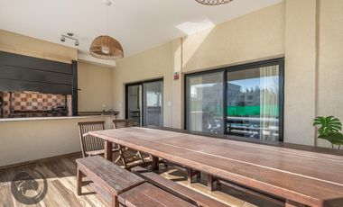 Casa en Venta 6 ambientes, 5 dormitorios, 2 plantas, Lagos De Canning. Muy luminosa, 1 año.