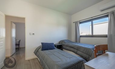 Casa en Venta 6 ambientes, 5 dormitorios, 2 plantas, Lagos De Canning. Muy luminosa, 1 año.