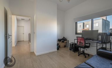 Casa en Venta 6 ambientes, 5 dormitorios, 2 plantas, Lagos De Canning. Muy luminosa, 1 año.