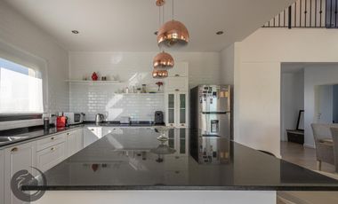 Casa en Venta 6 ambientes, 5 dormitorios, 2 plantas, Lagos De Canning. Muy luminosa, 1 año.