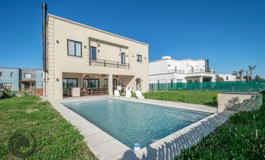 Casa en Venta 6 ambientes, 5 dormitorios, 2 plantas, Lagos De Canning. Muy luminosa, 1 año.