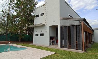 Casa en  barrio privado Altos de Zorraquín en impecable estado.-
