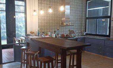 Casa en  barrio privado Altos de Zorraquín en impecable estado.-