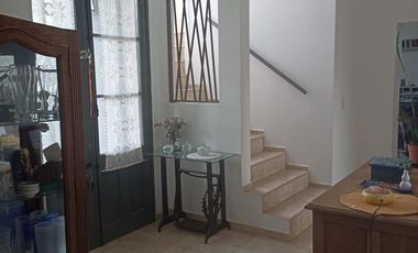 Casa en  barrio privado Altos de Zorraquín en impecable estado.-