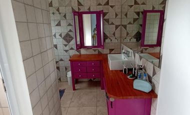 Casa en  barrio privado Altos de Zorraquín en impecable estado.-