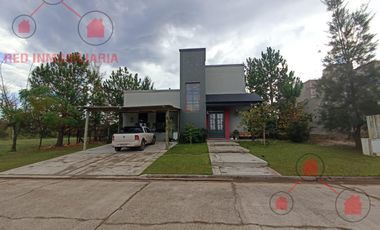 Casa en  barrio privado Altos de Zorraquín en impecable estado.-