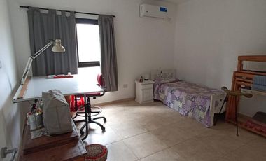 Casa en  barrio privado Altos de Zorraquín en impecable estado.-