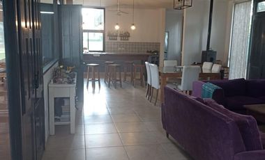 Casa en  barrio privado Altos de Zorraquín en impecable estado.-