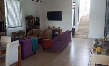 Casa en  barrio privado Altos de Zorraquín en impecable estado.-