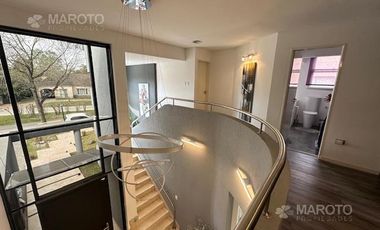 CASA EN VENTA EN BARRIO PRIVADO SEPTIEMBRE