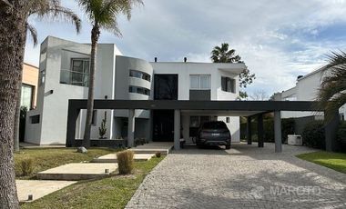 CASA EN VENTA EN BARRIO PRIVADO SEPTIEMBRE