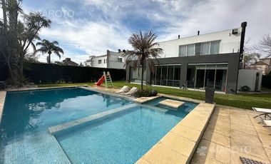 CASA EN VENTA EN BARRIO PRIVADO SEPTIEMBRE