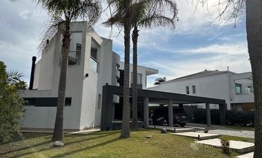 CASA EN VENTA EN BARRIO PRIVADO SEPTIEMBRE