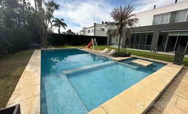 CASA EN VENTA EN BARRIO PRIVADO SEPTIEMBRE