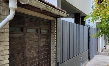 Casa en venta - 3 Dormitorios 2 Baños - Cocheras - 233Mts2 - López Gomara, Mar del Plata