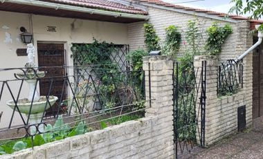 Casa en venta - 3 Dormitorios 2 Baños - Cocheras - 233Mts2 - López Gomara, Mar del Plata