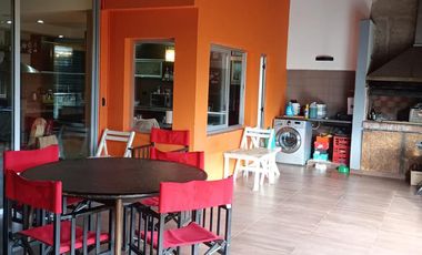 Casa 7 ambientes con local comercial aprox 600m2 en 3 plantas en venta - Ezpeleta