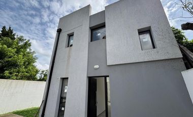 Duplex en venta - 2 dormitorios 2 baños  - 207mts2  - Villa Elisa