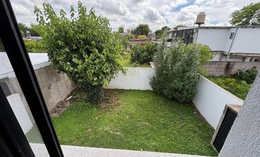 Duplex en venta - 2 dormitorios 2 baños  - 207mts2  - Villa Elisa