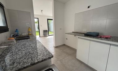 Duplex en venta - 2 dormitorios 2 baños  - 207mts2  - Villa Elisa
