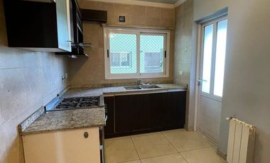 Departamento  de categoría en venta de 4 ambientes con cochera y baulera - Wilde