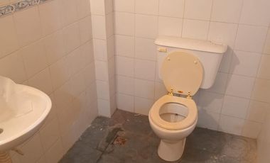 LOCAL CON COCHERAS - EXCELENTE UBICACION