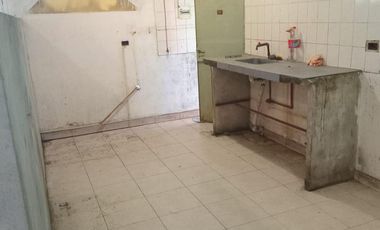 LOCAL CON COCHERAS - EXCELENTE UBICACION
