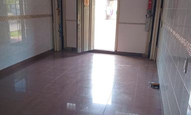 LOCAL CON COCHERAS - EXCELENTE UBICACION
