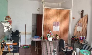 LOCAL CON COCHERAS - EXCELENTE UBICACION