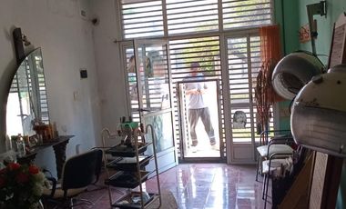 LOCAL CON COCHERAS - EXCELENTE UBICACION