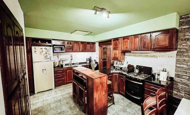 Casa en venta - 7 Dormitorios 4 Baños - Cochera - 400Mts2 - La Plata
