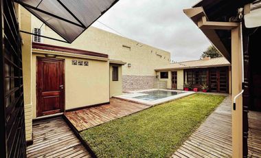 Casa en venta - 7 Dormitorios 4 Baños - Cochera - 400Mts2 - La Plata