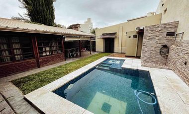 Casa en venta - 7 Dormitorios 4 Baños - Cochera - 400Mts2 - La Plata