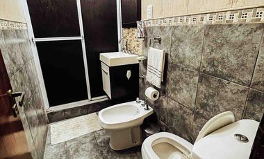 Casa en venta - 7 Dormitorios 4 Baños - Cochera - 400Mts2 - La Plata