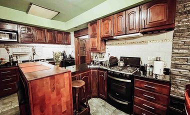 Casa en venta - 7 Dormitorios 4 Baños - Cochera - 400Mts2 - La Plata