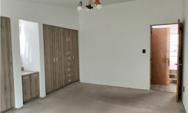 REESTRENA CÓMODA CASA EN SATELITE DE UN PISO EN CALLE CERRADA