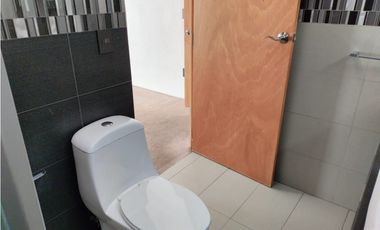 REESTRENA CÓMODA CASA EN SATELITE DE UN PISO EN CALLE CERRADA