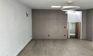 REESTRENA CÓMODA CASA EN SATELITE DE UN PISO EN CALLE CERRADA